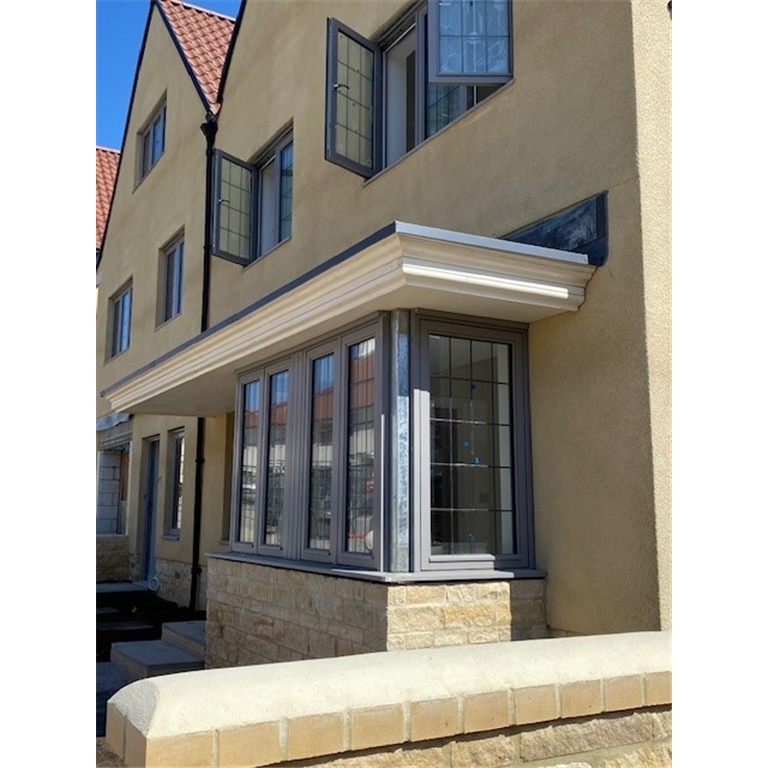 Flat moulded bay roof